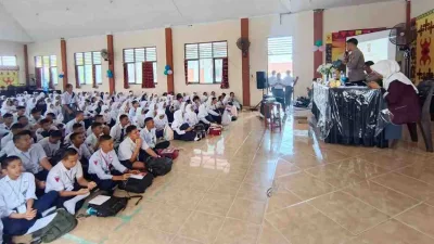 Sat Binmas Polres Poso Ingatkan Siswa Baru Bahaya Media Sosial