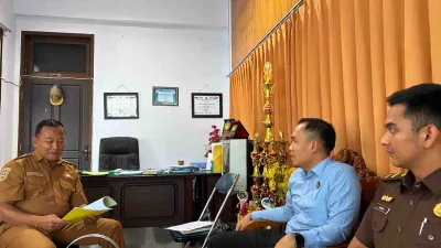 Kejari Poso Serahkan Legal Opinion Harmonisasi Perda